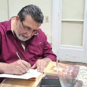 علاء السركي أثناء توقيعه على رواية سيري بيبوني