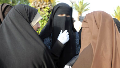 كشف الشعر أمام زوج الأخت حرام أم حلال؟