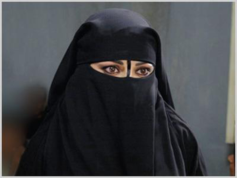 كشف الشعر أمام زوج الأخت حرام أم حلال؟