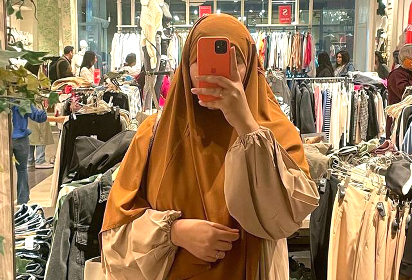 كشف الشعر أمام زوج الأخت حرام أم حلال؟